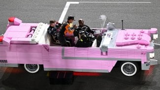 Růžový Cadillac vyrobený z LEGO v české továrně v Kladně