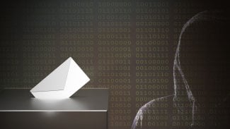 Koncept podvodu při volbách pomocí hackerství. Hacker v kapuci, bez obličeje, s bílou obálkou v černé volební urně, tmavé pozadí, banner, prostor pro text.
