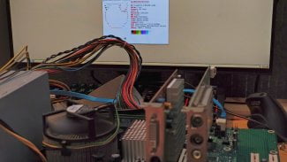 FreeBSD 14.3 s Fluxbox a Pentium 4 + Radeon X550 v roce 2025