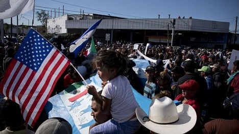 Náhledový obrázek - Spojené státy kvůli migrantům uzavřely hraniční přechod u mexické Tijuany