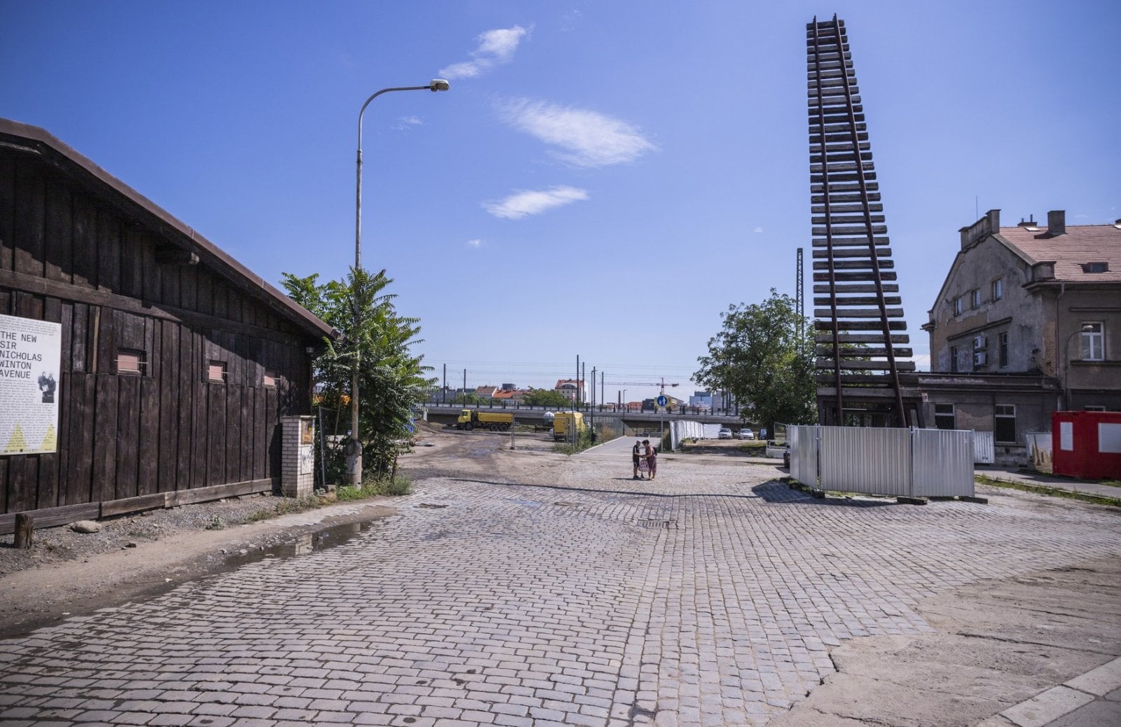 Staré nádraží Praha-Bubny a umělecká instalace Brána nenávratna