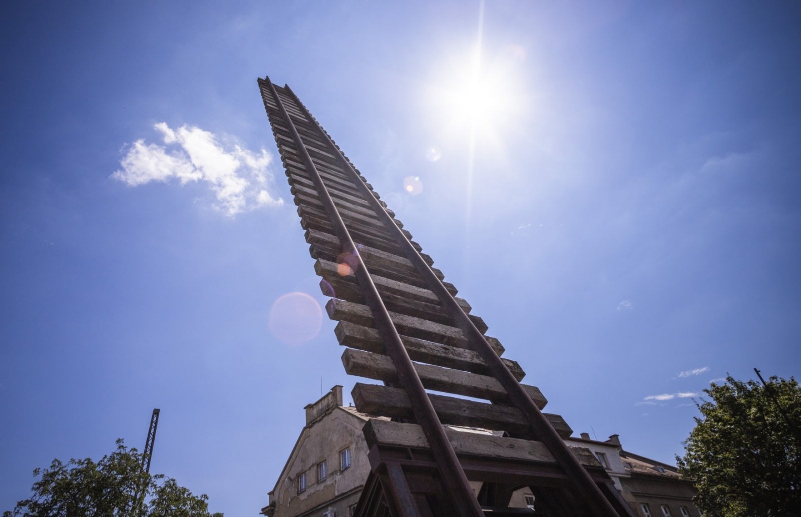 Umělecká instalace Brána nenávratna od sochaře Aleše Veselého