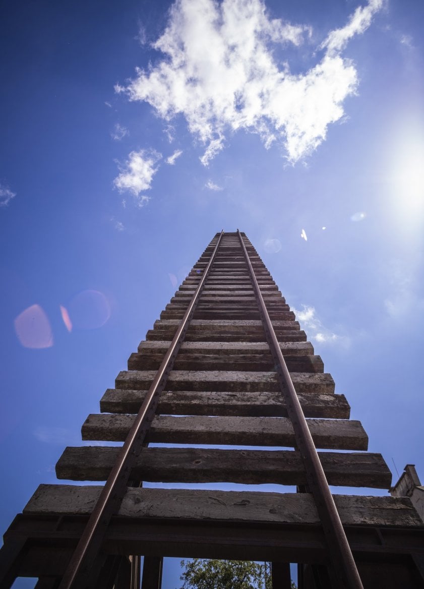 Umělecká instalace Brána nenávratna od sochaře Aleše Veselého