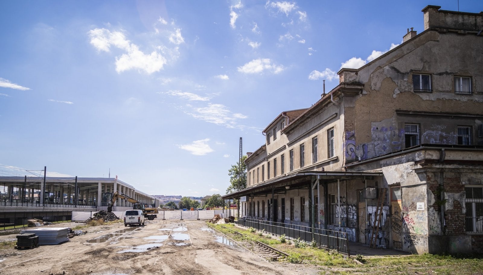 Nové i staré nádraží Praha‑Bubny a jejich okolí