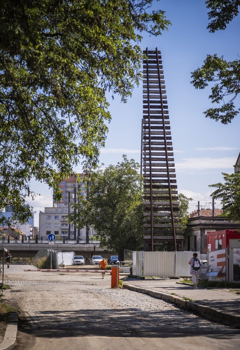 Umělecká instalace Brána nenávratna od sochaře Aleše Veselého