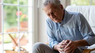 Náhledový obrázek - Ač se v těle už může rozvíjet osteoporóza, příznaky se nemusí dostavovat. Prvním zřetelným projevem bývá až zlomenina