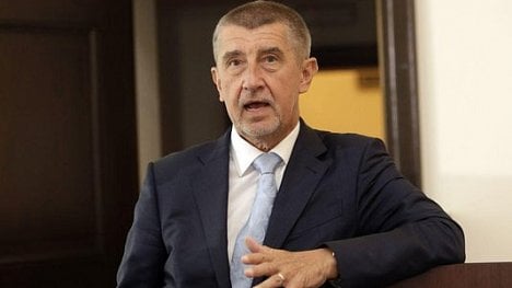 Náhledový obrázek - Jedu za synem do Švýcarska. Babiš vysvětlil, proč pokládal kytici už po půlnoci