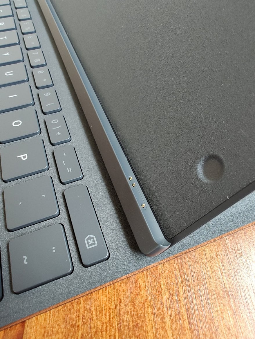 Spojení klávesnice s čtečkou probíhá pomocí trojice pinů