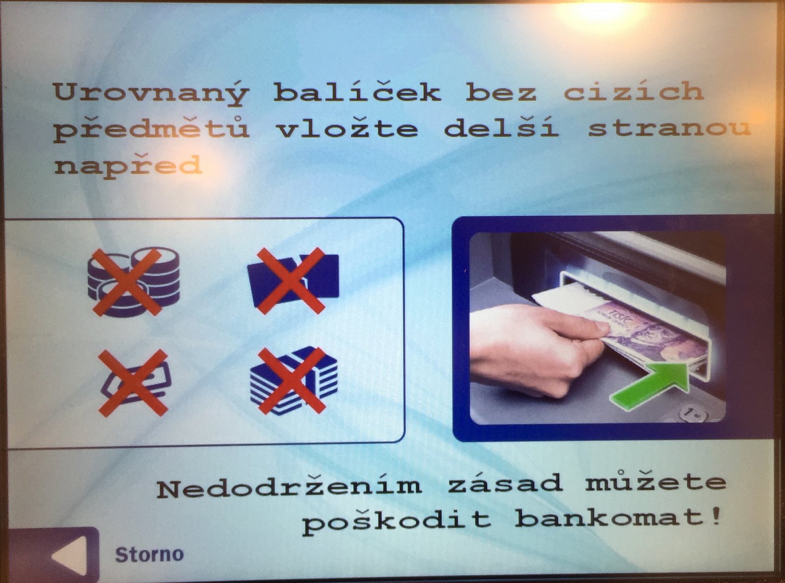 Vkladomat České spořitelny. S platebními kartami ČS lze vložit hotovost i na účty jiných bank. Závadné bankovky budou zadrženy.