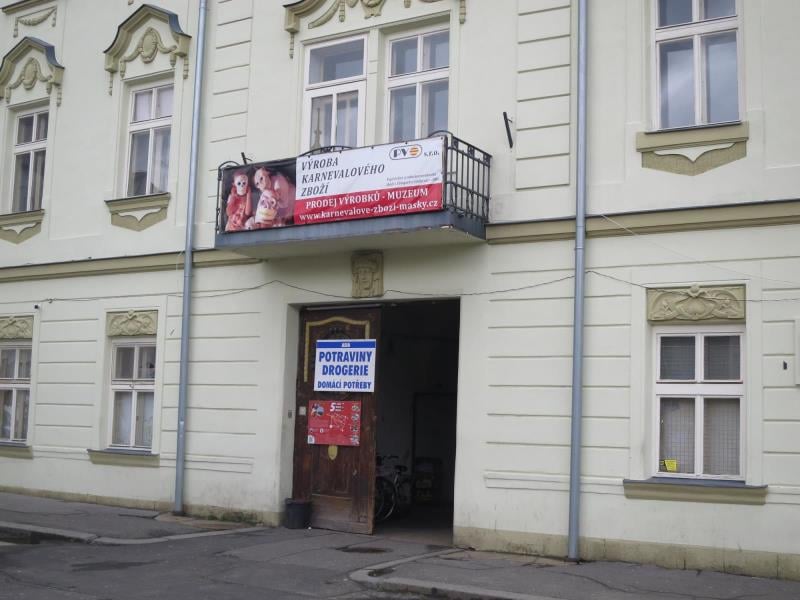 Myší trus. Výrazně zanedbaný úklid, hromadění odpadů, nečistoty na podlaze, na regálech či zařízeních. Silně znečistěná chladicí zařízení (nejsou jiné skladovací prostory).