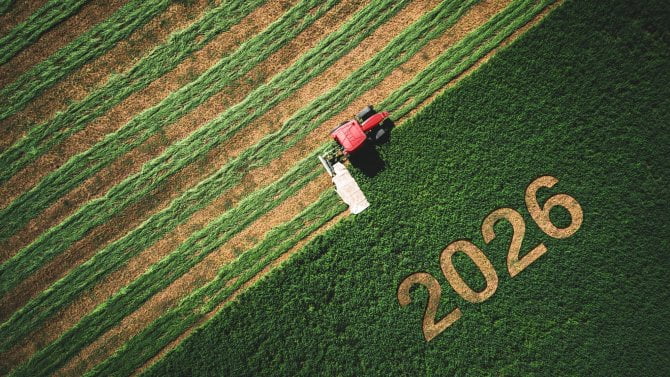 Pohled z výšky na lán pole při sklizni s titulkem roku 2026