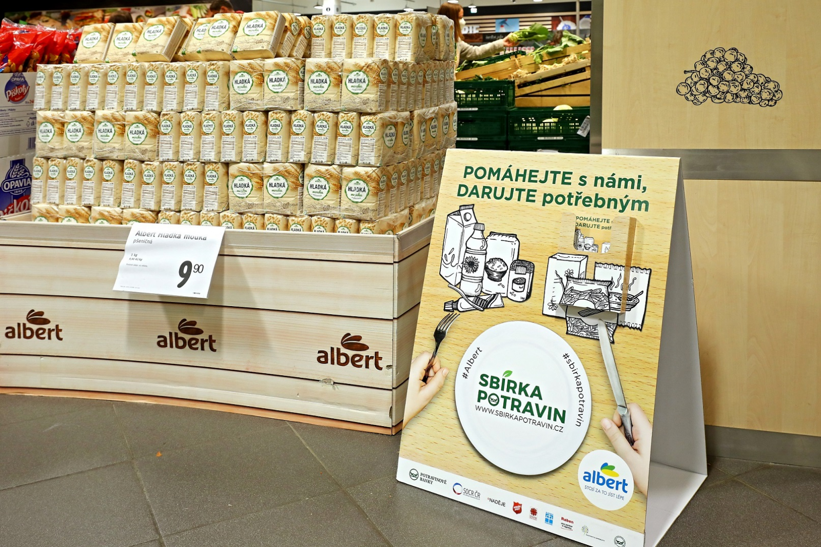 Organizuje také vánoční potravinovou sbírku. O víkendu 4. a. 5. 12. se ve více než 300 ochodech Albert mohou zapojit všichni zákazníci.