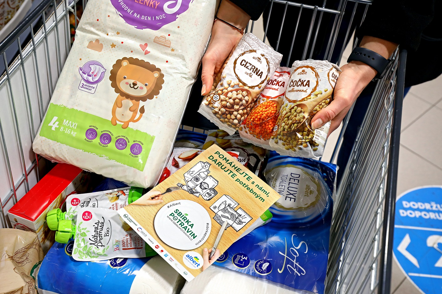 Zákazníci mohou darovat například sušené ovoce, oříšky, směsi na pečení, trvanlivé potraviny, dětské výživy a kaše, kávu a čaj, džusy a vody, mouku, mléko, rýži či těstoviny