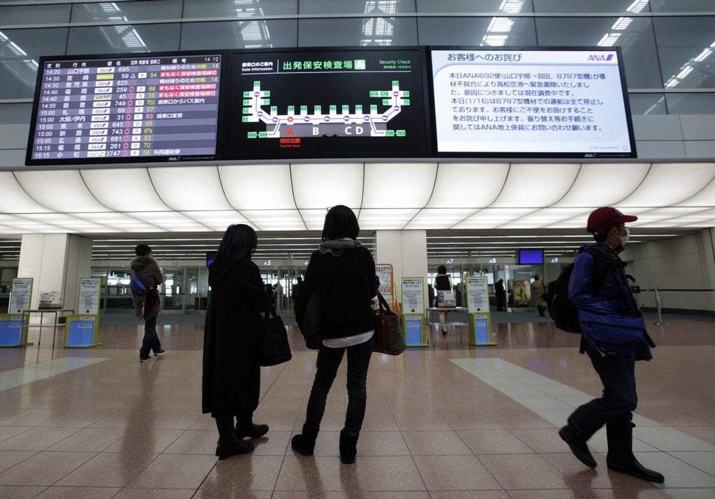 2014-04-boeingy-dreamliner-sedc3ad-na-zemi-v-usa-i-jinc3bdch-zem