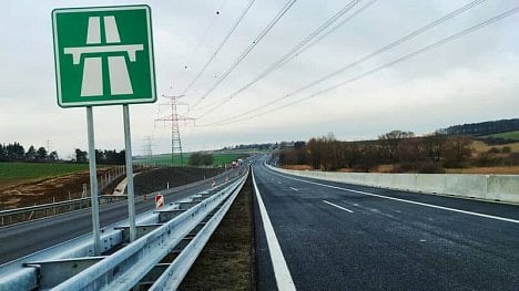 Náhledový obrázek - Kamiony už nesmí předjíždět prakticky na celé D1 mezi Prahou a Brnem. Čas ukáže, jestli to byl dobrý nápad