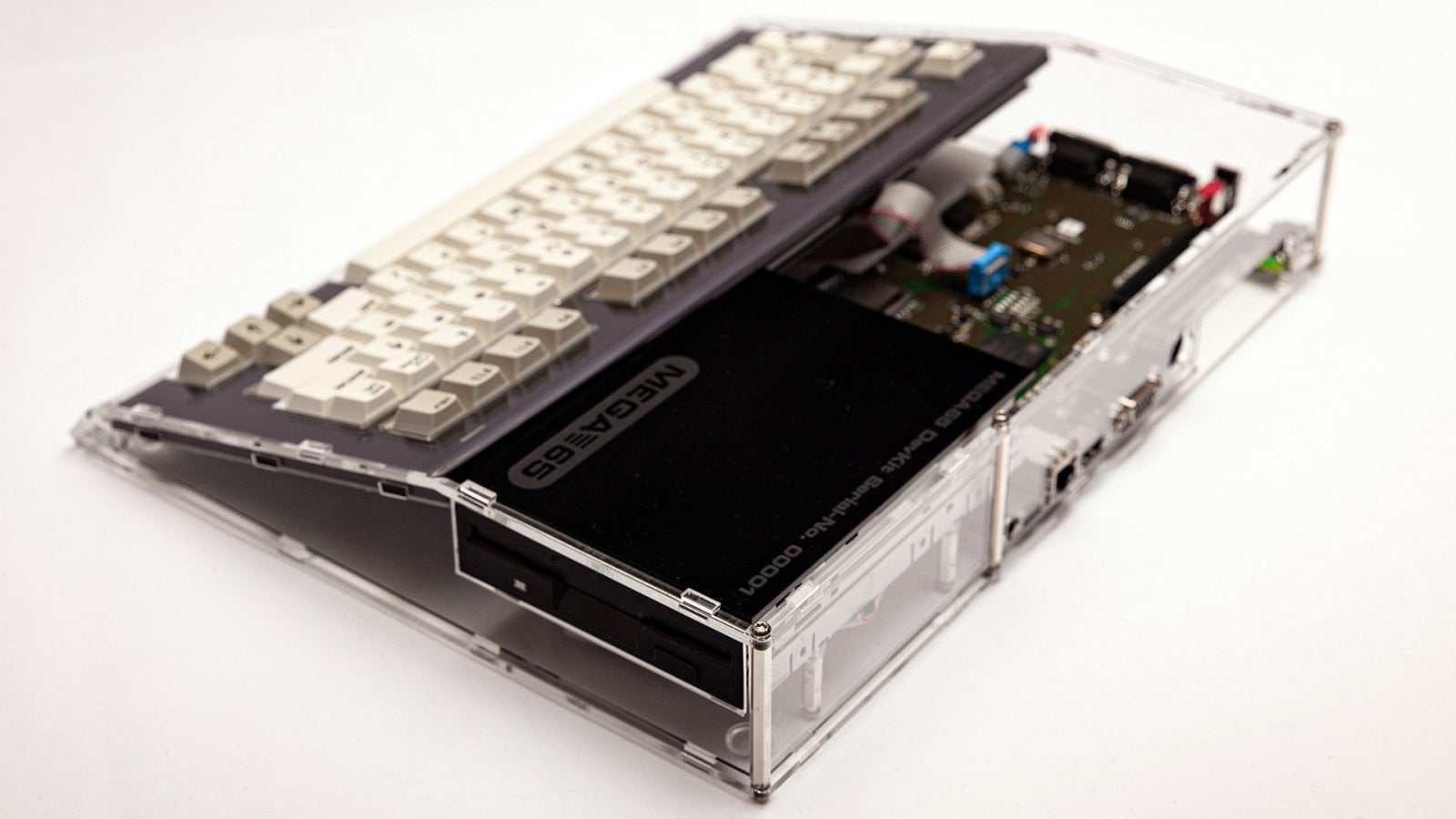 Mega65: modernizovaná verze Commodore 65