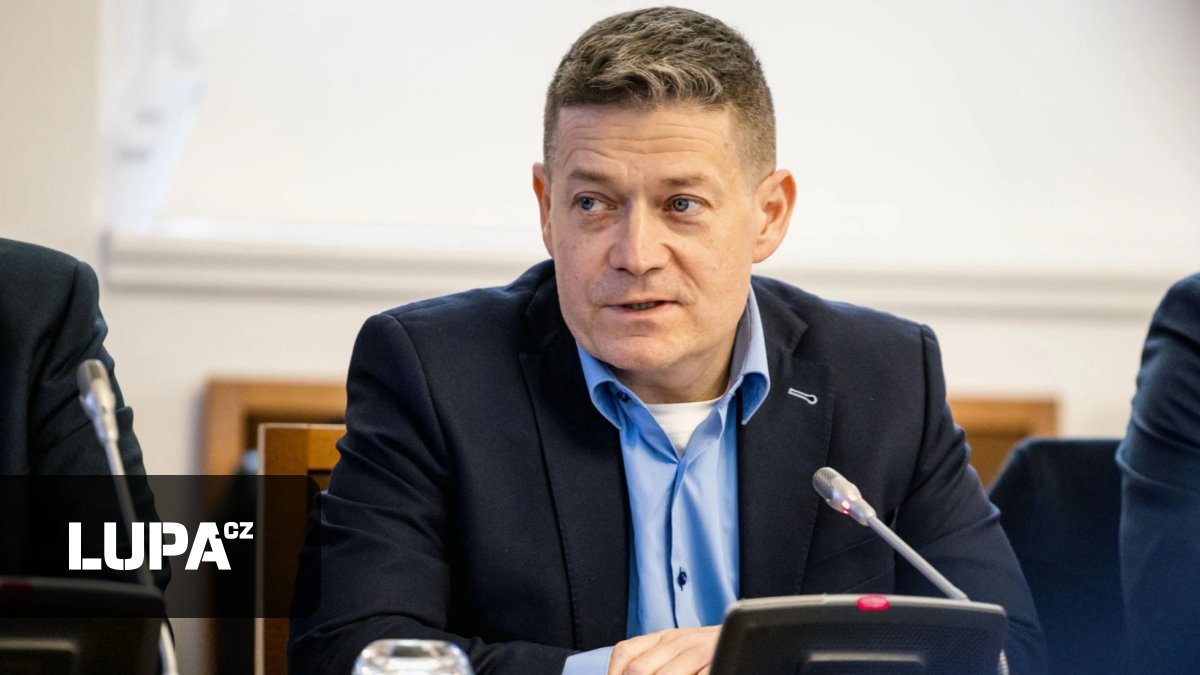 Skupina vládních poslanců navrhuje osekat televizní a rozhlasové poplatky
