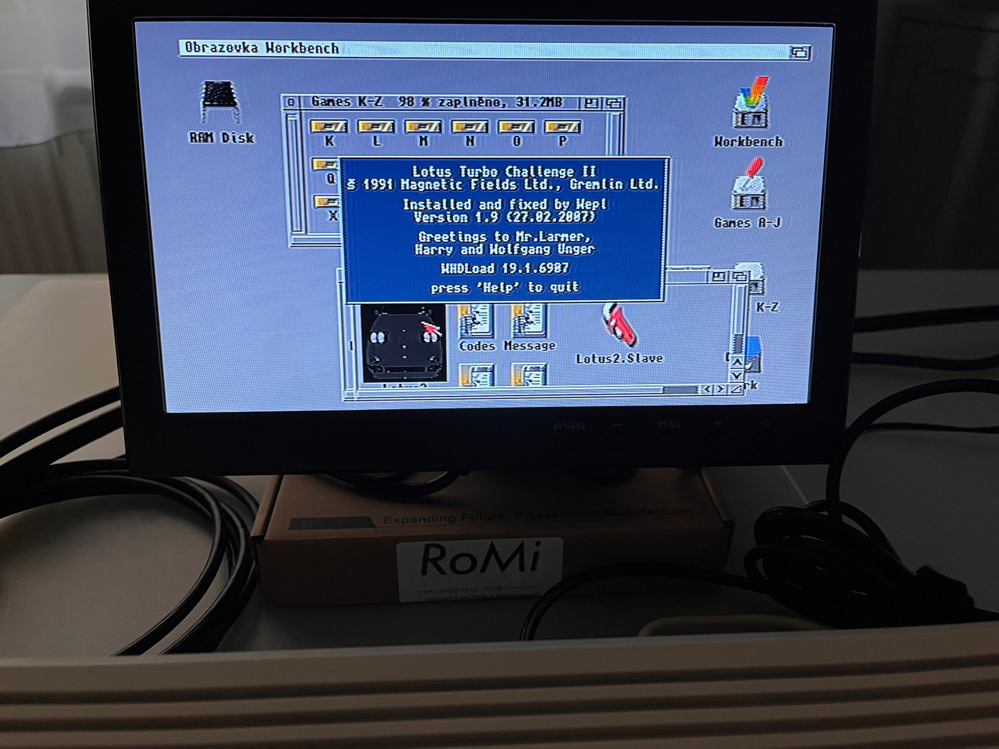 Spuštění aplikace poklepáním na ikonu. Úvodní text uvádí jednu důležitou informaci, a to, kterou klávesou můžeme hru ukončit, aniž by bylo nutné restartovat celou Amigu (ESC jako tradiční způsob opuštění aplikace na PC zde nefunguje). V případě Lotusu II je to klávesa HELP, běžně to ještě bývá PrtScr a F10.