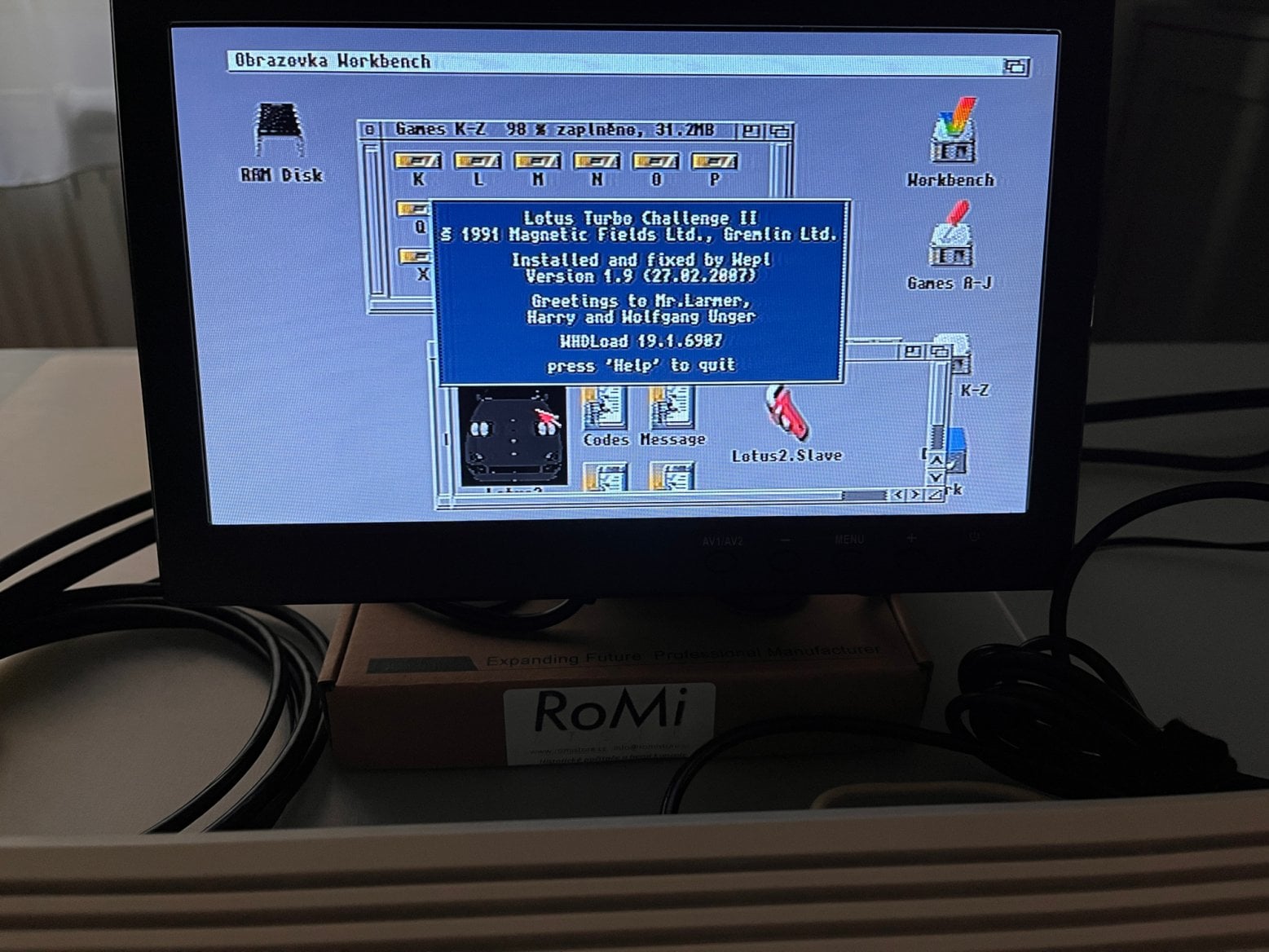 Spuštění aplikace poklepáním na ikonu. Úvodní text uvádí jednu důležitou informaci, a to, kterou klávesou můžeme hru ukončit, aniž by bylo nutné restartovat celou Amigu (ESC jako tradiční způsob opuštění aplikace na PC zde nefunguje). V případě Lotusu II je to klávesa HELP, běžně to ještě bývá PrtScr a F10.