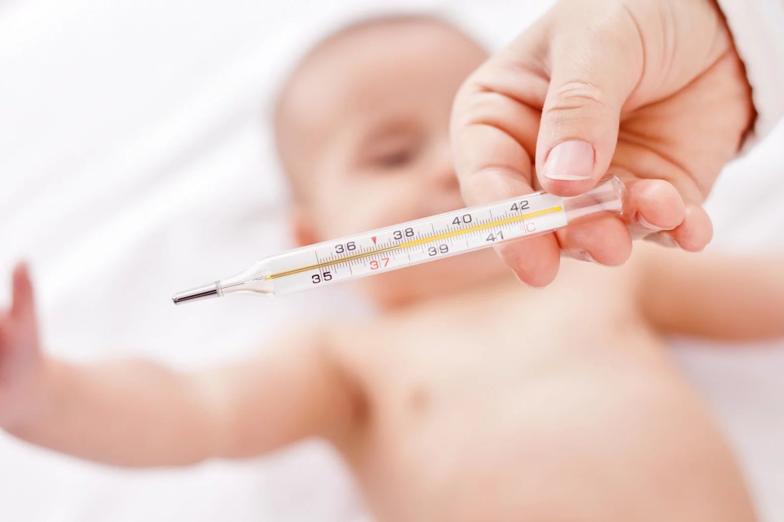 Pakliže potřebujete u dítěte snížit teplotu, kupte v lékárně volně dostupné léky, které budou odpovídat věku dítěte. Vždy se přitom řiďte dávkováním na příbalovém letáku a použití konzultujte s pediatrem.