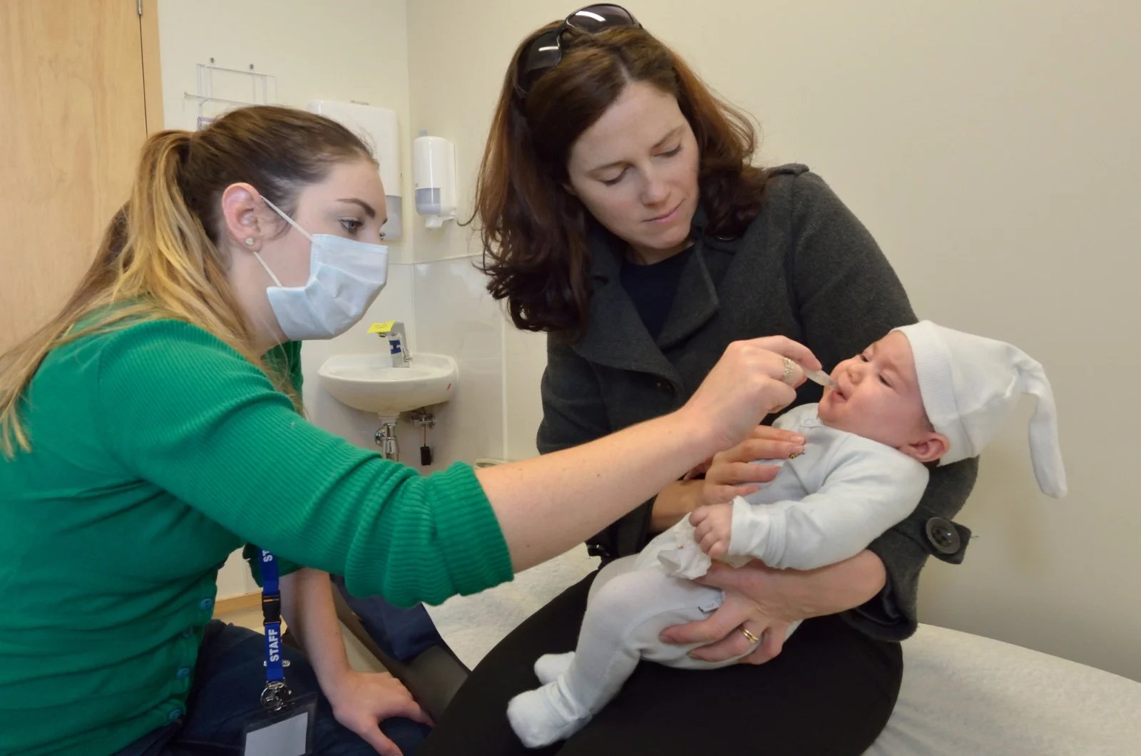 Neléčený průjem může u dětí dokonce vést k dehydrataci, je proto potřeba dbát na zvýšený pitný režim. Pediatra vyhledejte zejména, pokud má dítě vysokou horečku nebo blinká.