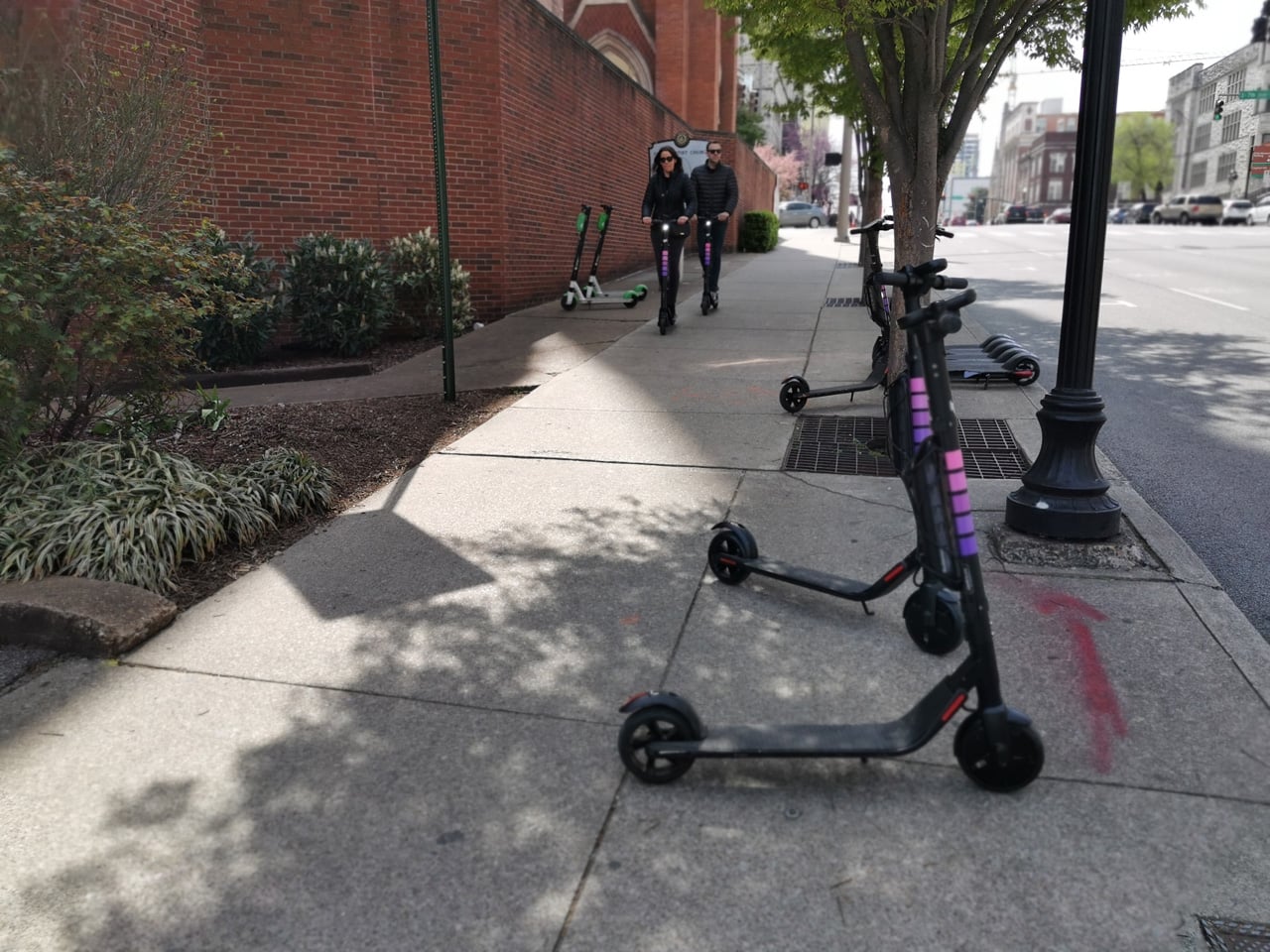 „Boom“ se sdílenými elektrickými koloběžkami v USA