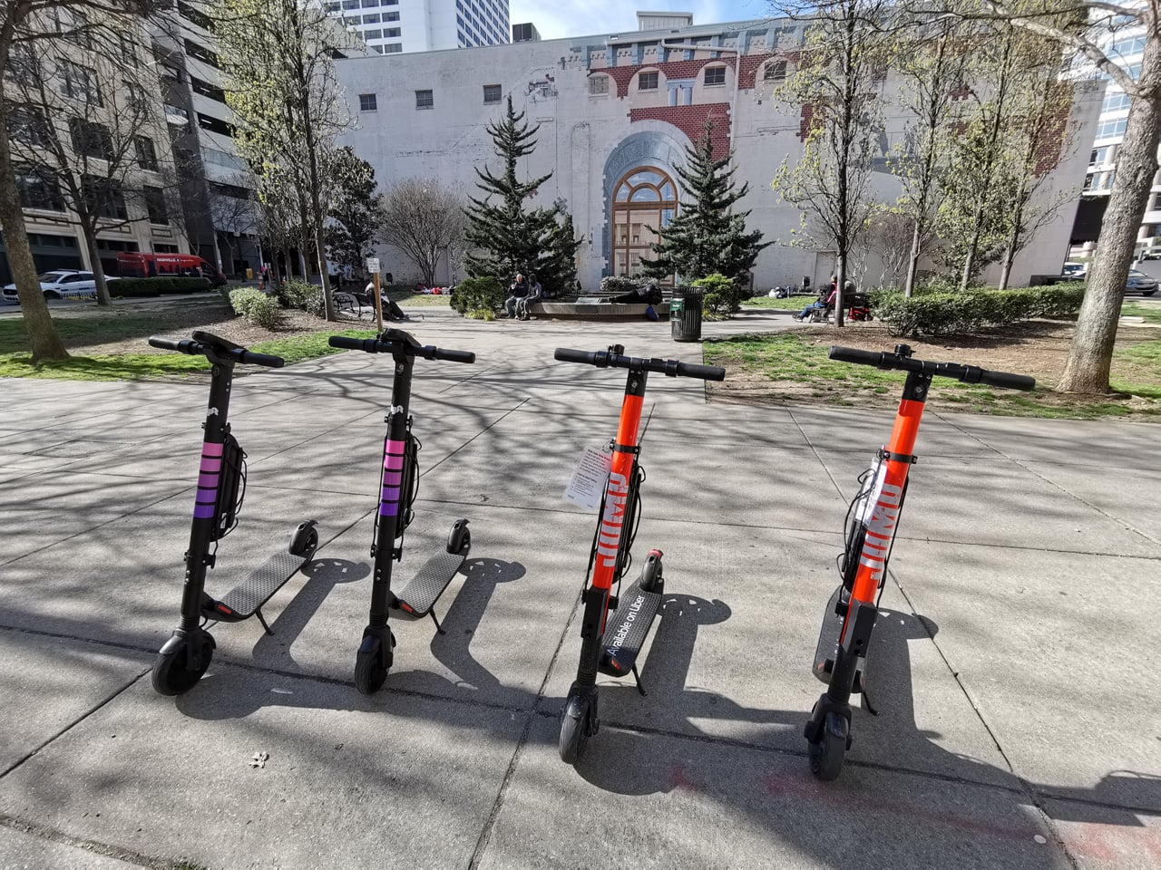 „Boom“ se sdílenými elektrickými koloběžkami v USA