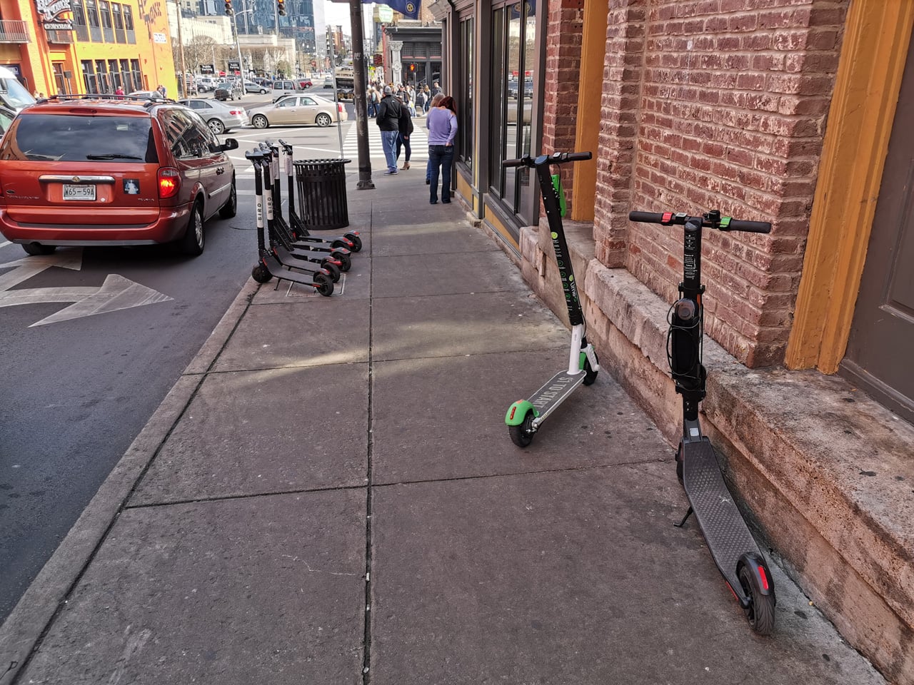 „Boom“ se sdílenými elektrickými koloběžkami v USA