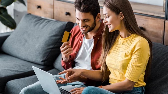Mladý pár nakupuje zboží na internetovém obchodě
