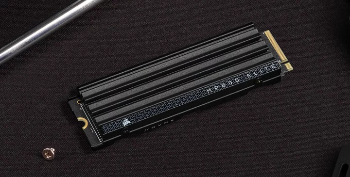 NVMe SSD Corsair MP600 Elite s chladičem