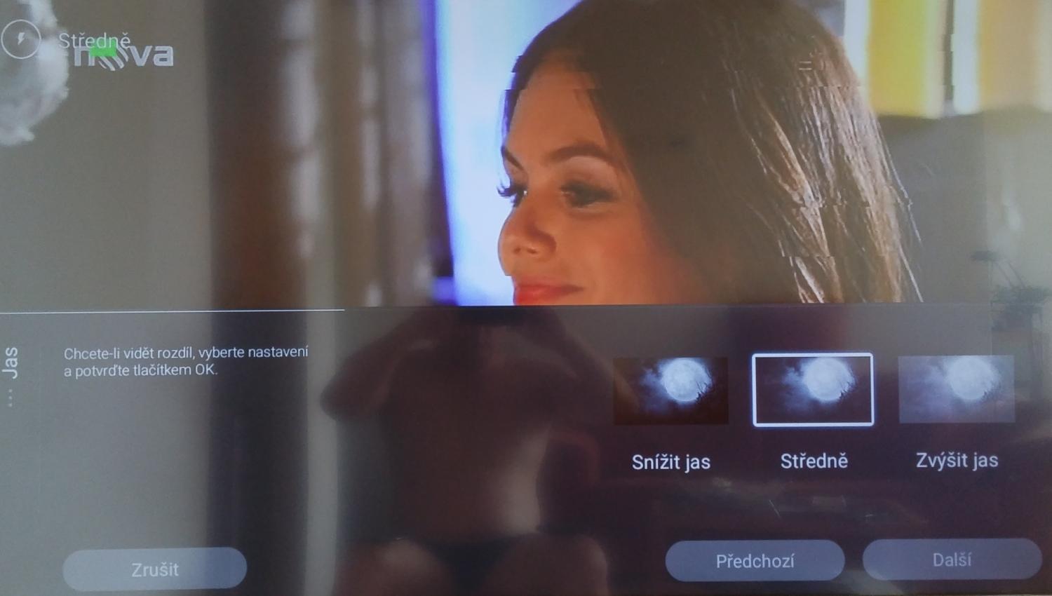 Na aktuálním TV kanálu označíte své preference pro jas, kontrast a barvu. Bohužel kanál si vybrat nemůžete a v mém případě to padlo na ten, který kvůli špatnému signálu neustále vypadával.