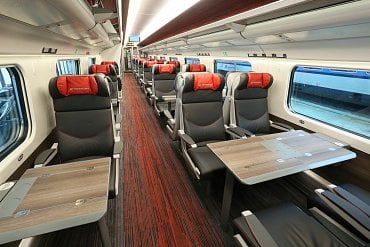 Nový interiér v pendolinu po jeho modernizaci. Vůz 1. třídy. (09/2017)