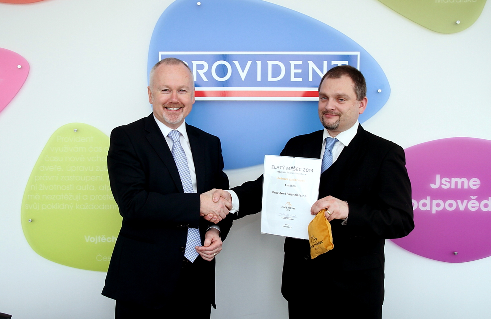 Russel Johnsen, generální ředitel Provident Financial pro ČR a SR (vlevo) přebírá ocenění za 1. místo v kategorii Úvěrové společnosti.