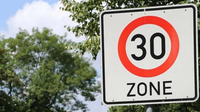 Evropský parlament požaduje plošné zavedení rychlostního limitu 30 km/h. Rezoluci podpořili i čeští poslanci