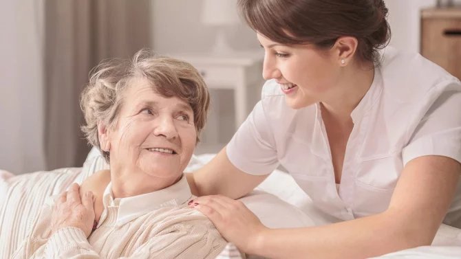 12.9.24 2*/žena, ošetřovat, starší paní, pečovat