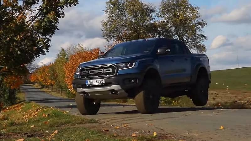 Videodojmy: Ford Ranger Raptor ukazuje, co všechno musí auto mít, aby zvládlo českou okresku