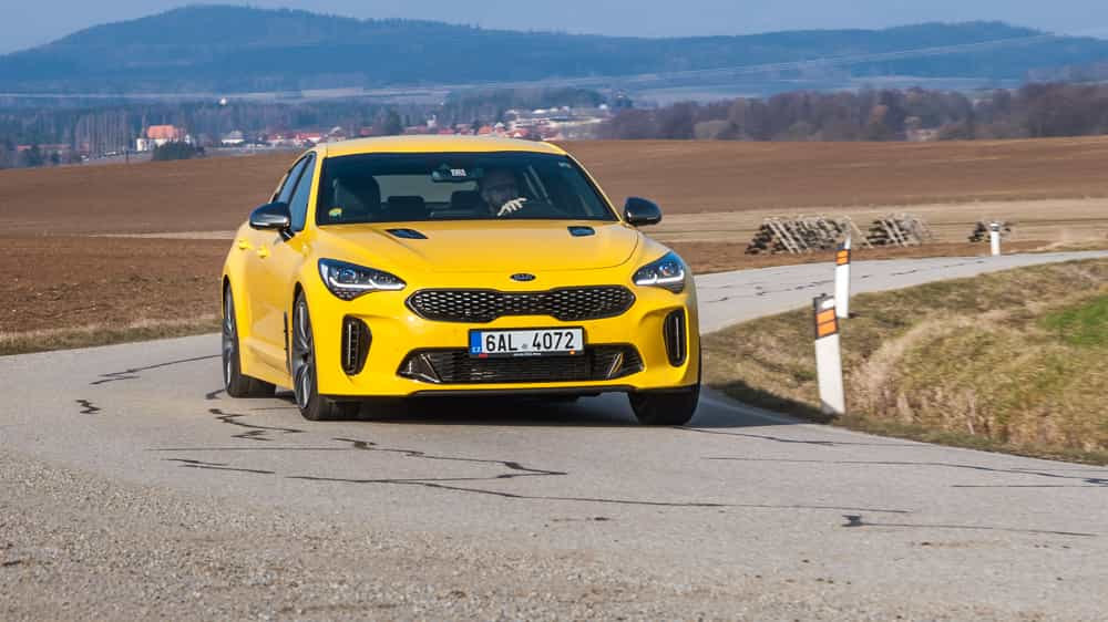 Test Kia Stinger 2.0 T-GDI a 2.2 CRDi: Proč všichni chtějí šestiválec?