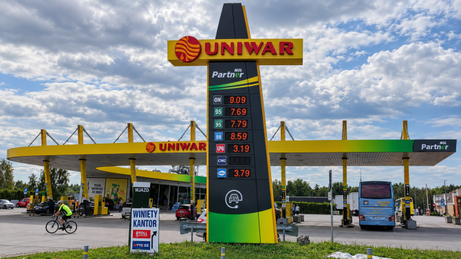 Ilustrační fotografie. Ceny pohonných hmot v neděli 20. 09. 2026. Čerpací stanice Uniwar, Powstańców Śląskich, Łaziska, Polsko.