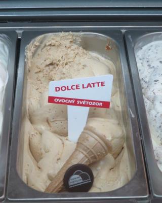 Zmrzlina DOLCE LATTE. Kategorie: Nebezpečné potraviny. Nevyhovující parametr: obsah vajec. Výrobek obsahoval alergen - vejce, který nebyl uveden ve výčtu alergenů obsažených ve výrobku. Spotřebitel se tak domnívá, že výrobek vejce neobsahuje. Výrobce: Hájek a Boušová, spol.s.r.o., Praha 1. Místo kontroly: Hájek a Boušová, spol. s r.o., "Ovocný Světozor", Čestlice