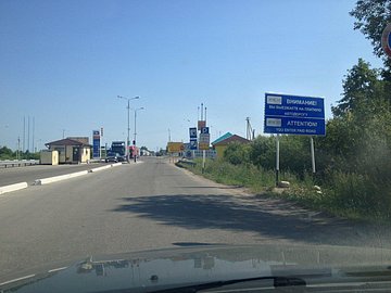 Upozornění k vjezdu na zpoplatněnou cestu (ale cesta zpět nevede).