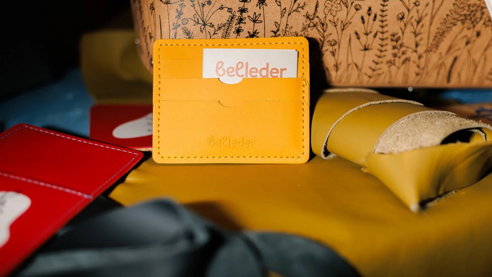 Peněženka z nevyužité kůže z automotive