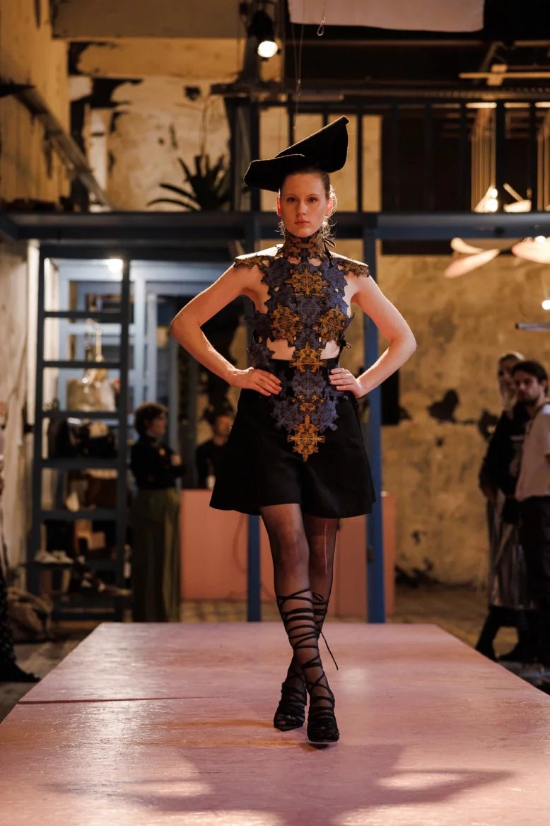 Kolekce šatů od Vojtěcha Smrže z kůže Belleder