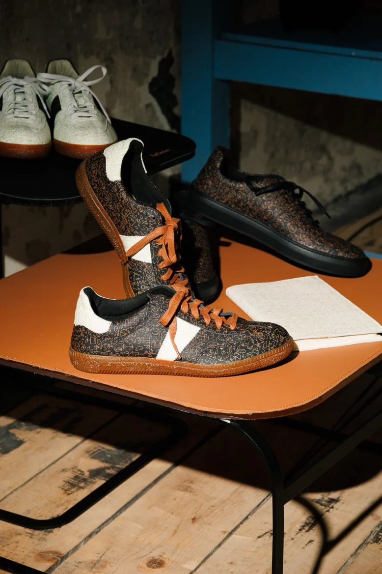 Stolík, boty a diář ze zbytkové kůže