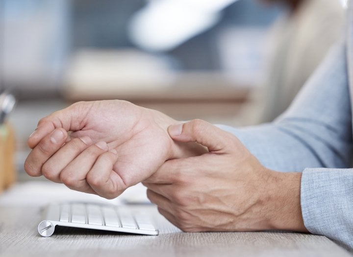 Syndrom karpálního tunelu, muž, ruka, bolest