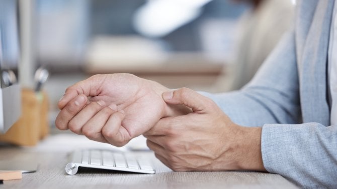 Syndrom karpálního tunelu, muž, ruka, bolest