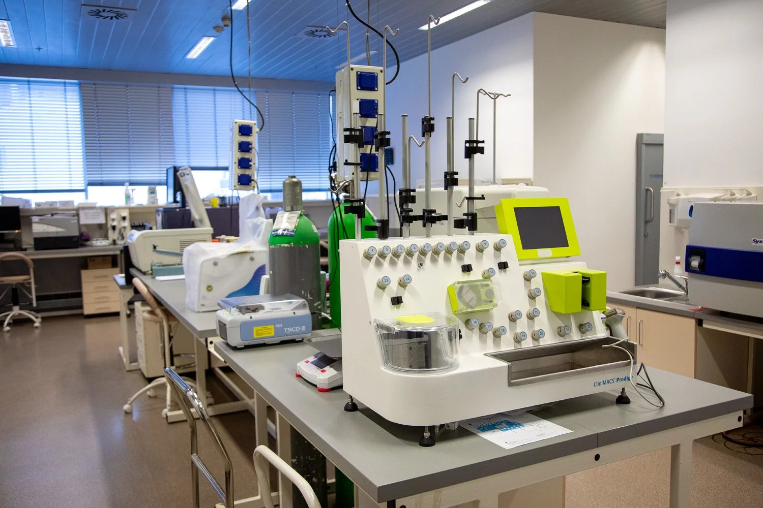 V laboratořích v pražských Holešovicích mají unikátní vybavení, díky kterému dokáží vyrobit nejen lék, ale také takzvaný virový vektor. Ten do buněk pacienta dostane geneticky upravenou informaci.