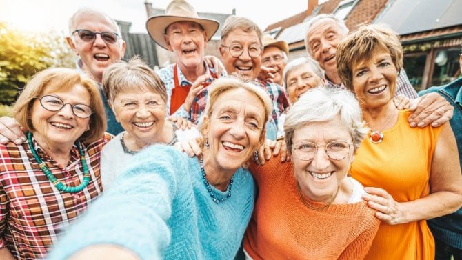 Senioři pobývající v zahraničí už nebudou muset před každou výplatou důchodu dokazovat, že jsou stále naživu. V jaké zemi se mají nejlépe?