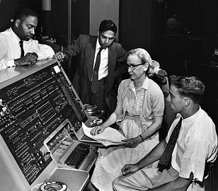 Grace Hopperová s kolegy u řídícího panelu UNIVAC (cca 1960).