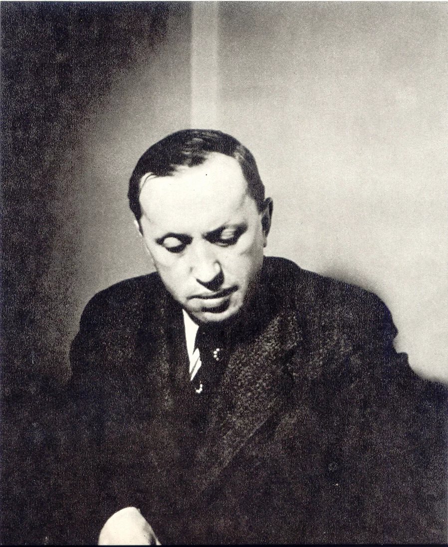 Karel Čapek trpěl od svých 21 let Bechtěrevovou nemocí, což je chronické zánětlivé onemocnění především páteřních obratlů.
