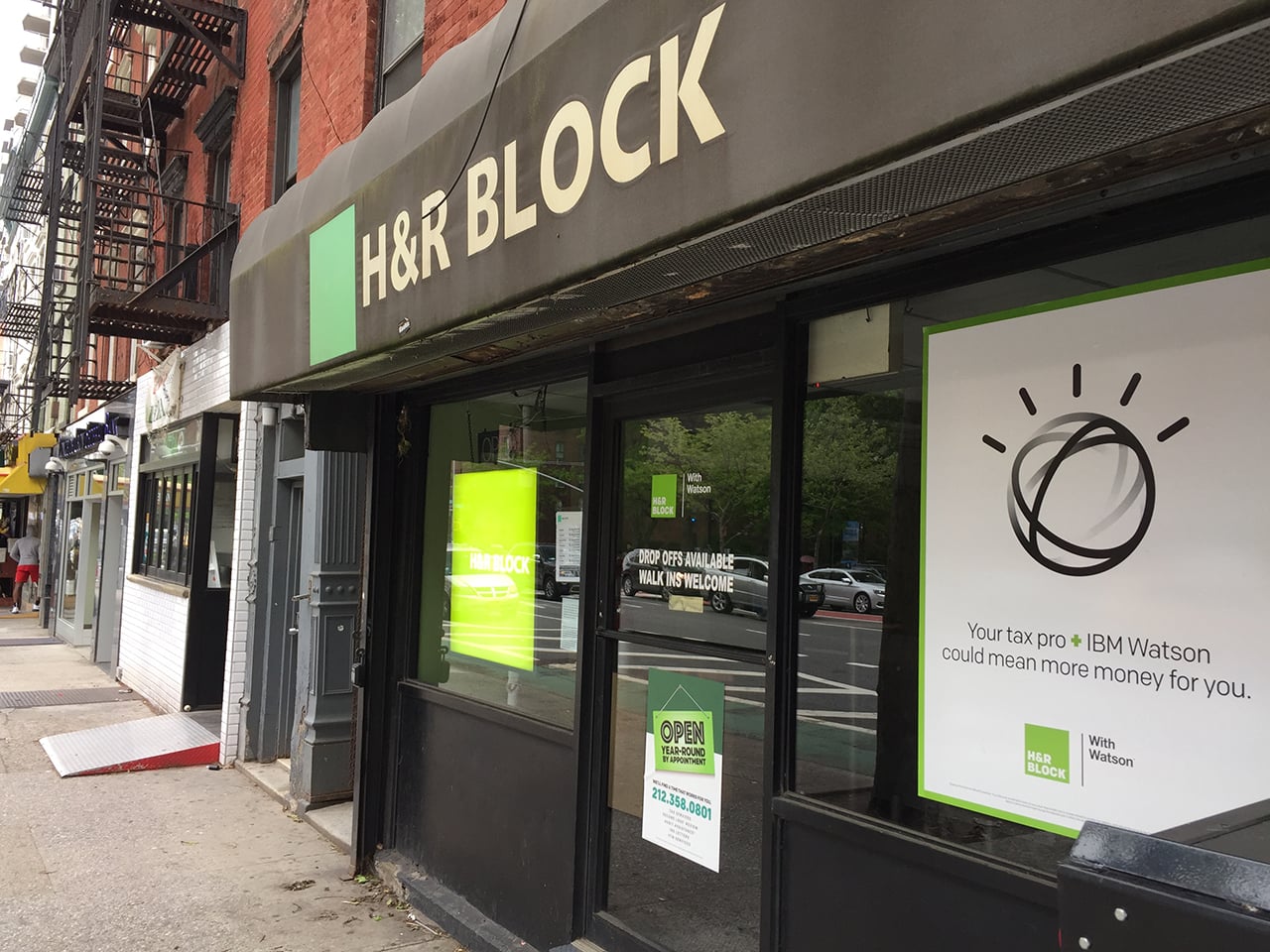 Daňová společnost H&R Block už po New Yorku inzeruje možnosti vyplnění daní pomocí umělé inteligence Watson od IBM